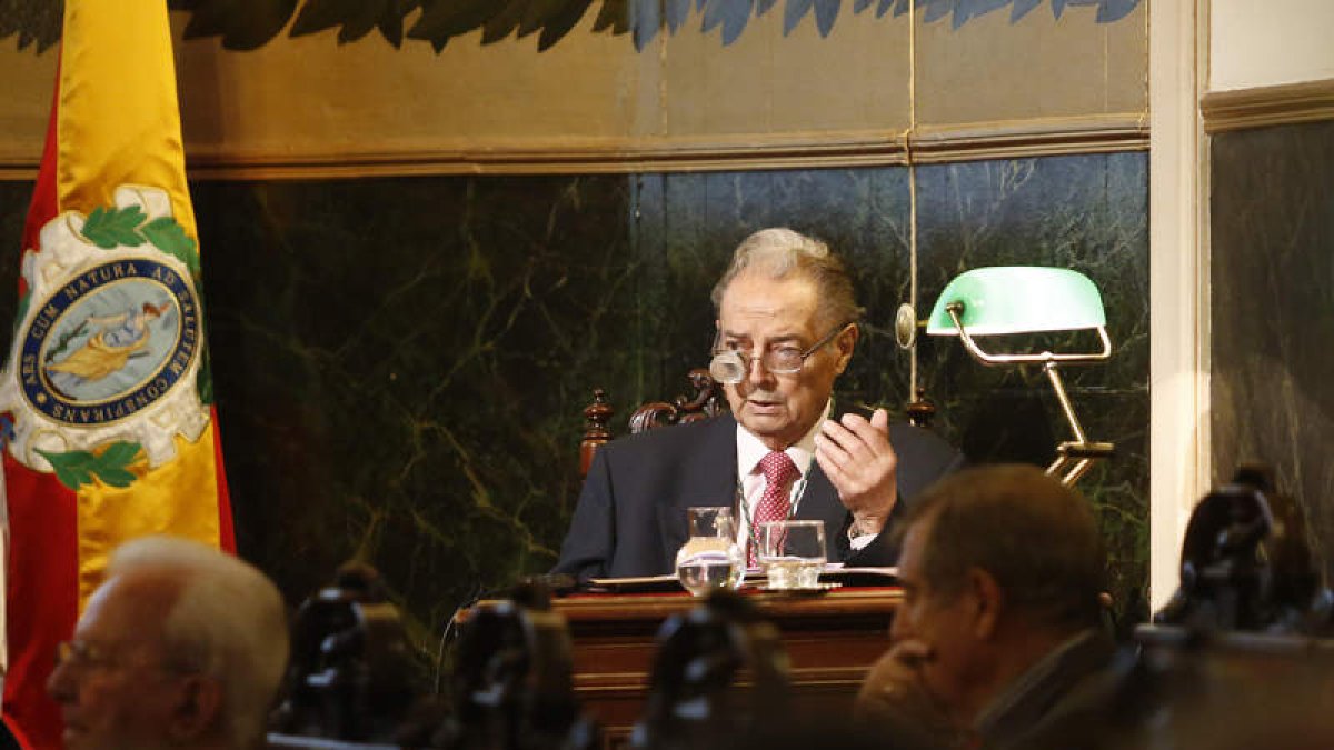 Guillermo Suárez en un momento de la conferencia sobre el ébola que pronunció ayer.