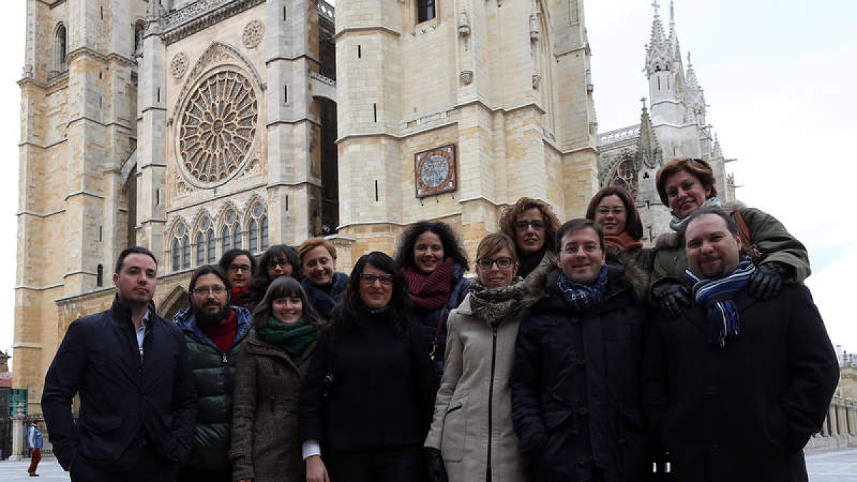 Grupo de mediadores que forman parte de Amele en la plaza de Regla.