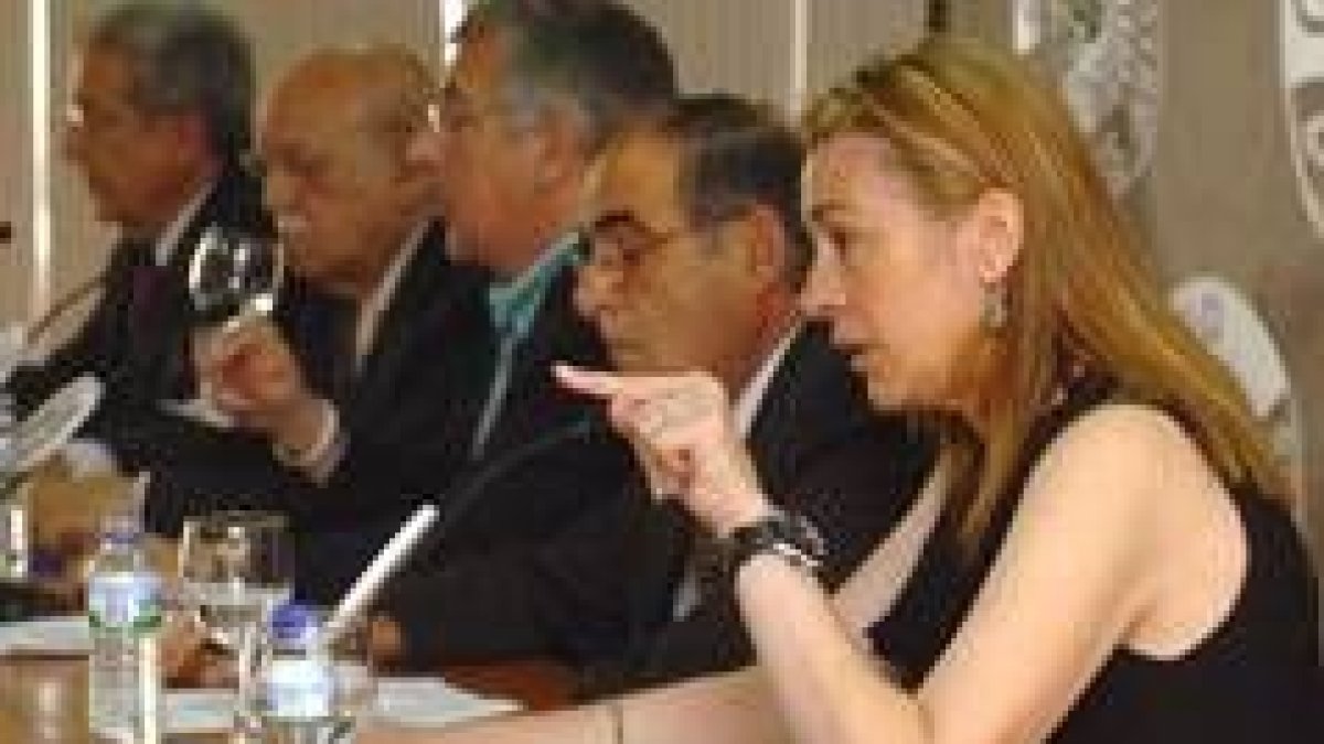 Los presidentes de cinco asociaciones de víctimas del terrorismo, ayer, durante la rueda de prensa
