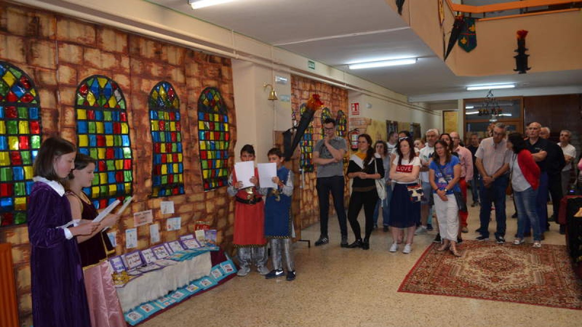 Dos imágenes de la una de las actividades realizadas a final de curso en el Benito León sobre el proyecto Los Reyes de León. MEDINA