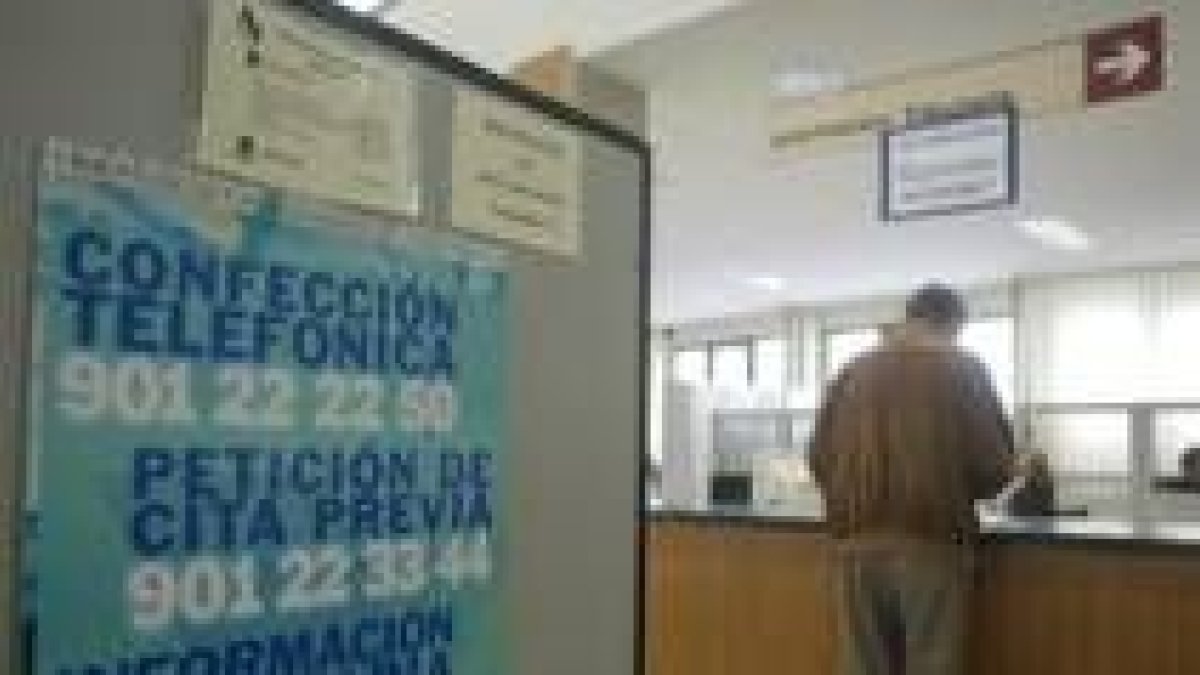 Un contribuyente consulta datos de su declaración en las oficinas de la Agencia Tributaria en León