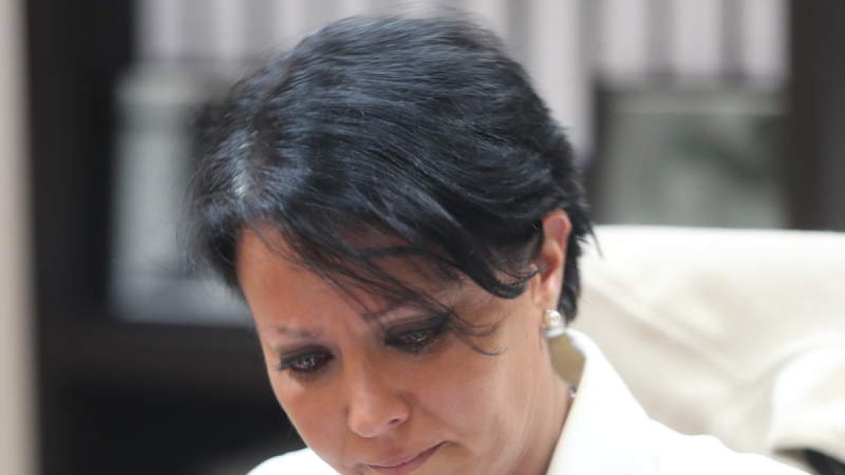 Rosa Luna, ayer tarde en su despacho privado, con lágrimas en su anuncio de despedida. L. DE LA MATA