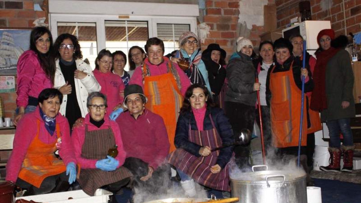 Las mujeres, junto a las cazuelas de carne con costilla. CAMPOS