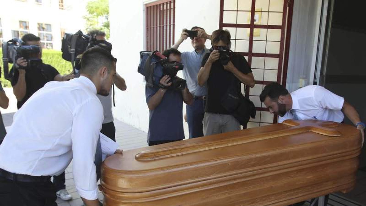 Traslado del féretro con el cuerpo de Miguel Blesa. SALAS