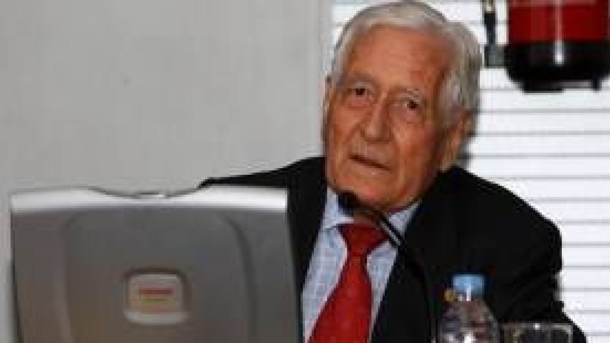 Julio Bayón, en el transcurso de la conferencia que pronunció ayer