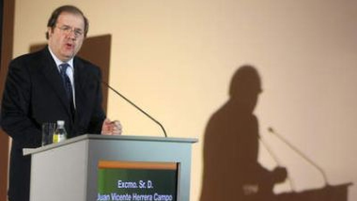 Juan Vicente Herrera durante su intervención en el foro «Automoción, presente y futuro»