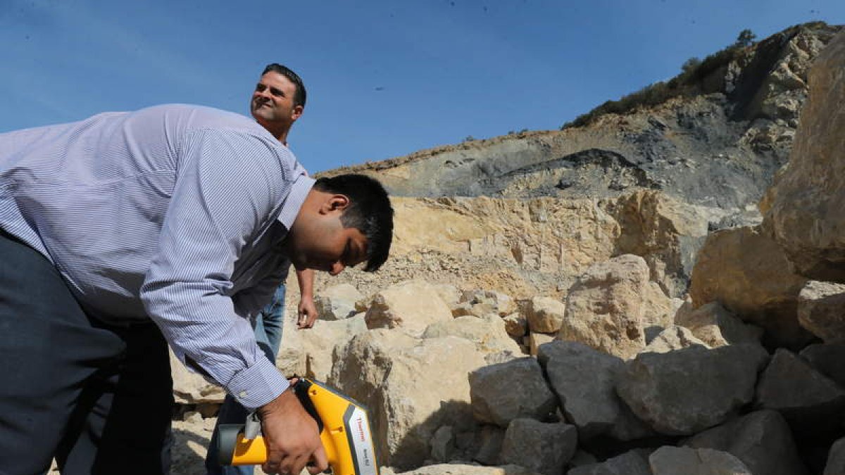 Un directivo de Ocean Resources, Ali Khawar, en imagen de archivo tomando muestras en la cantera. BARREDO