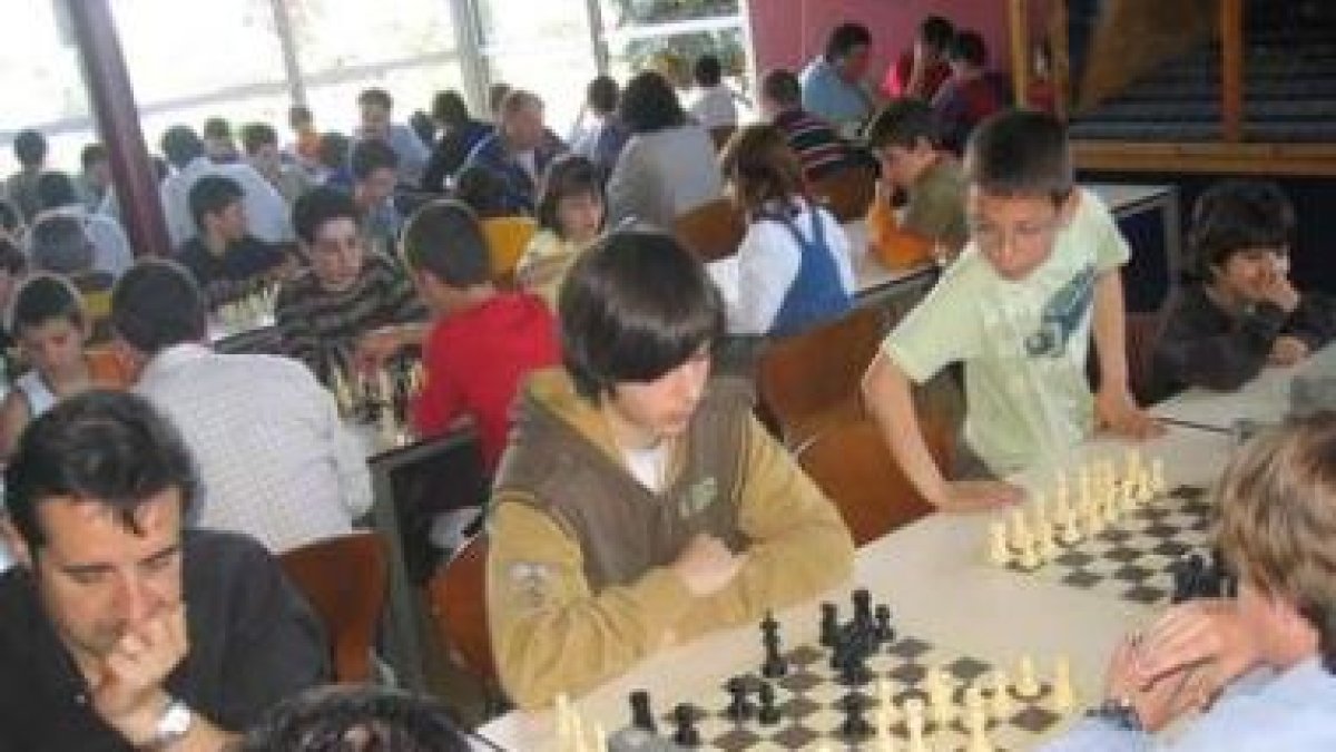 El ajedrez vuelve a cobrar fuerza en La Bañeza.