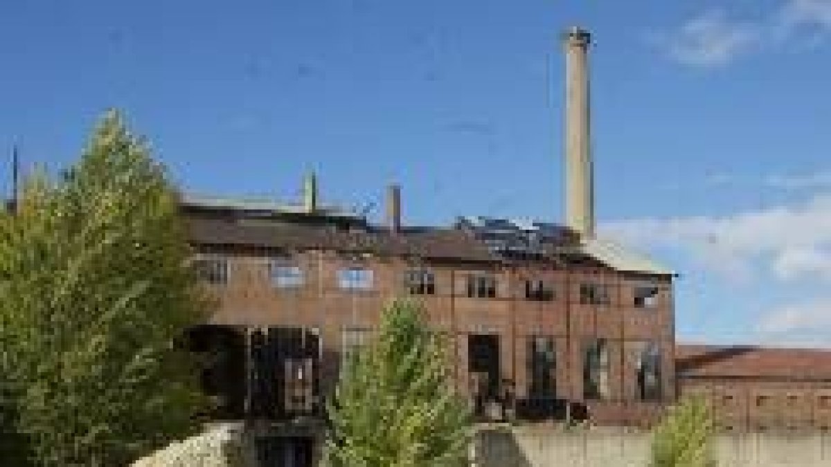 Terrenos de la azucarera con el edificio al fondo