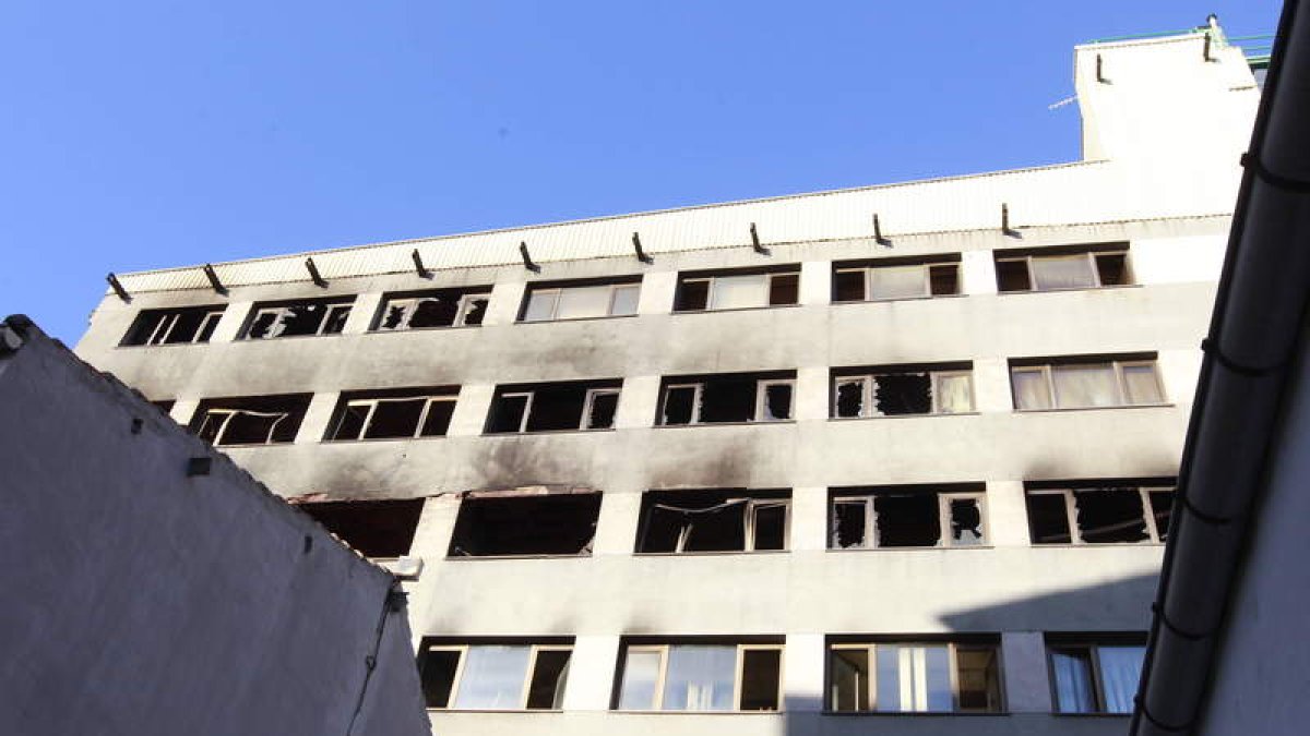 Estado en el que quedó el eficio tras el incendio visto desde el callejón de la calle San Agustín.