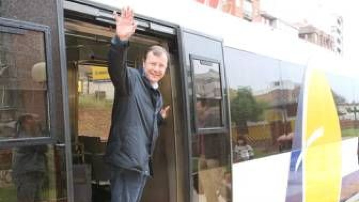 Antonio Silván se montó ayer en el ferrocarril de Feve para hacer campaña en la montaña