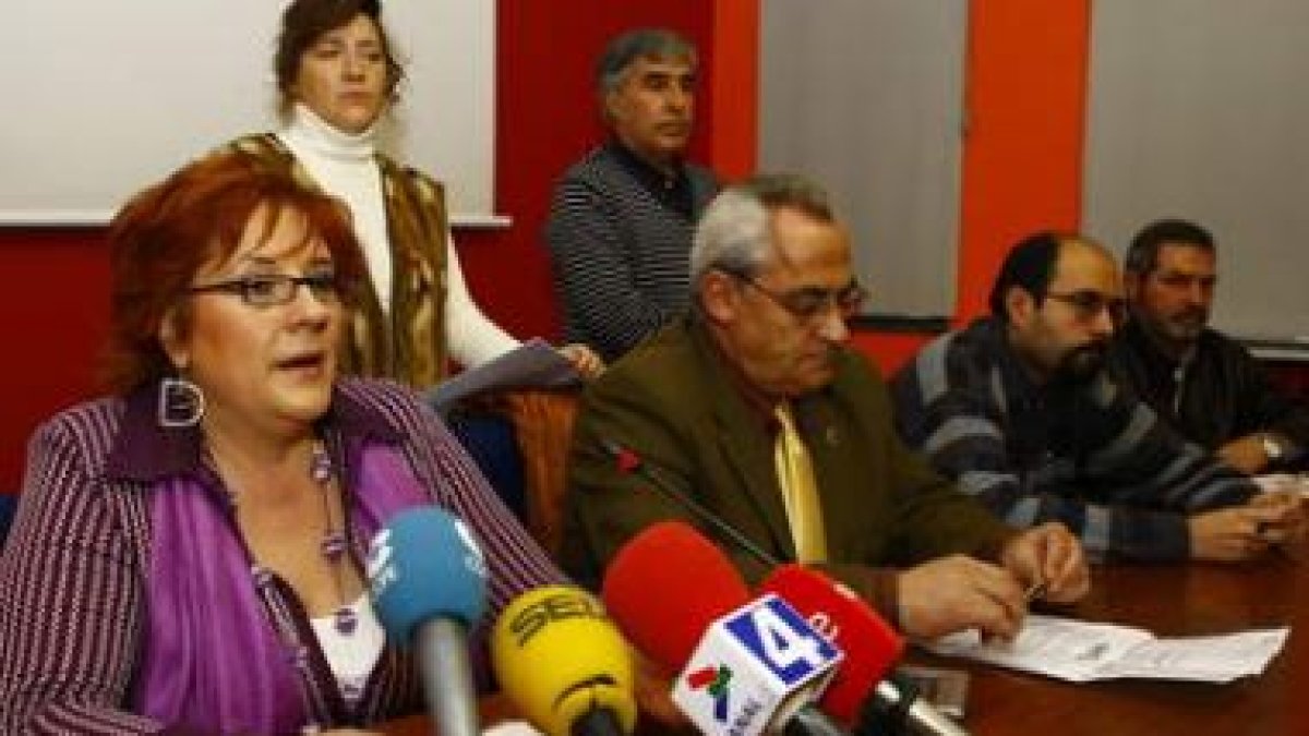 Alcaldes y asociaciones que integran el movimiento contra la Sama Velilla ayer, en rueda de prensa