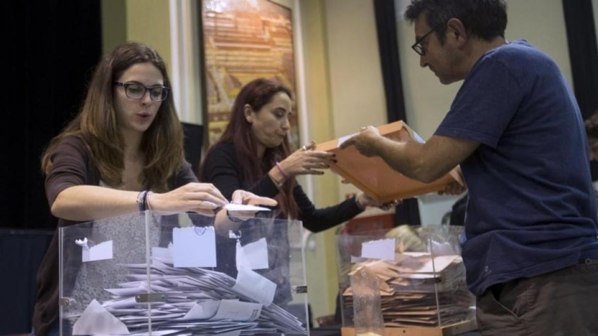Miembros de una mesa electoral durante el recuento de votos tras el cierre de los colegios en los comicios del 26-J del 2016