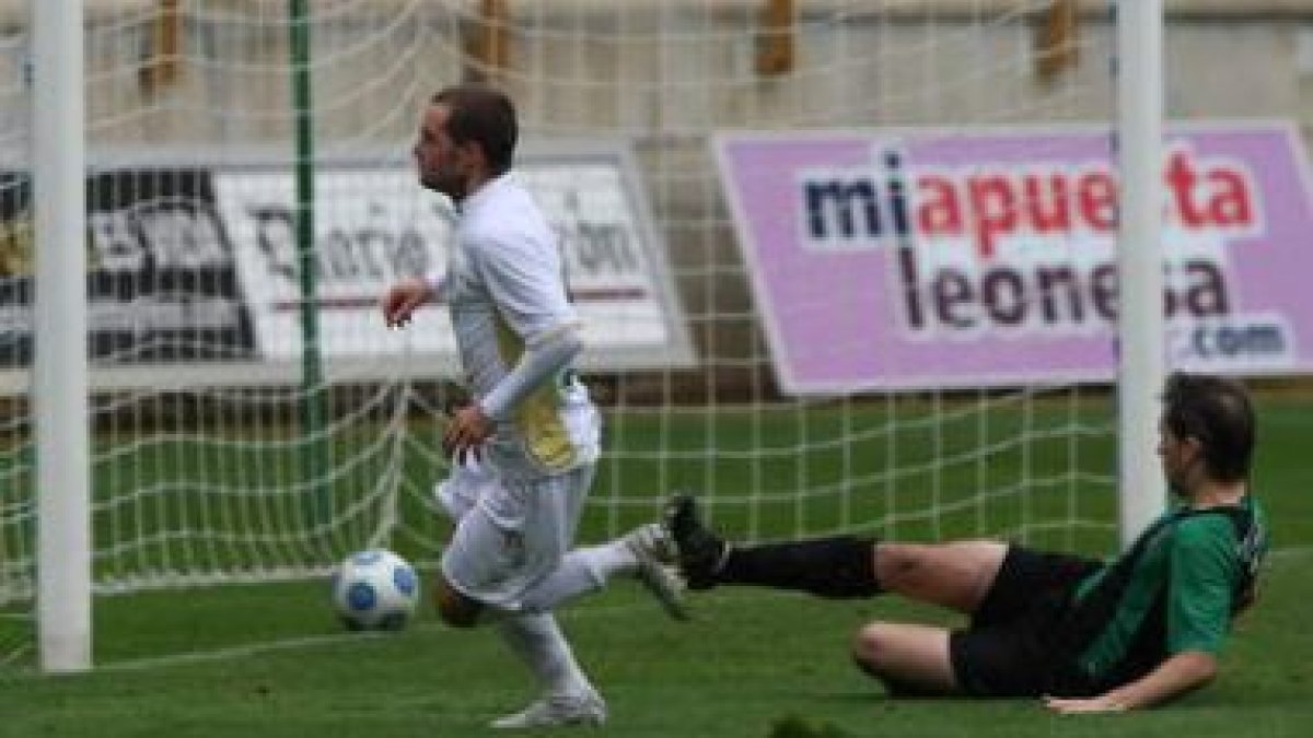 Denís se encargó de marcar, como muestra la imagen, el gol del empate para la Cultural nada más inic