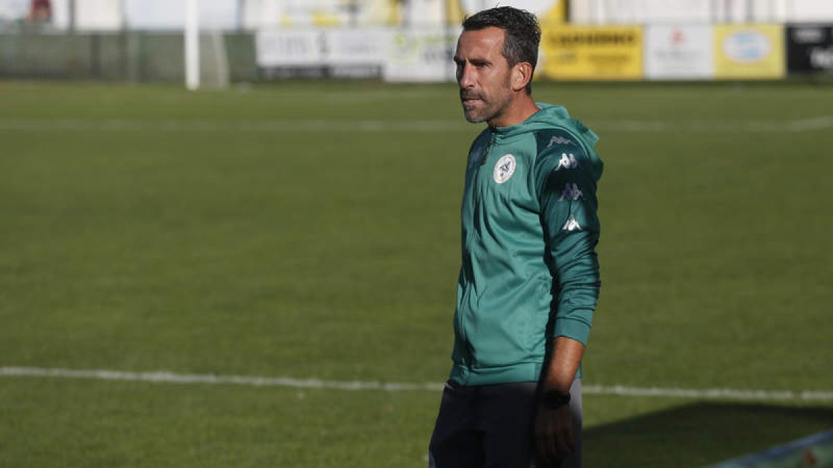 Chuchi Jorqués no da con la tecla para que el equipo maragato gane en su feudo. FERNANDO OTERO