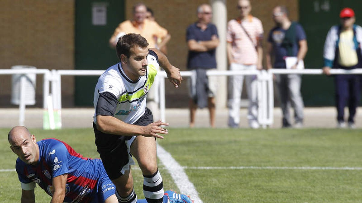 Turzo, con la elástica del Burgos esta temporada, supera a un jugador de la Segoviana.
