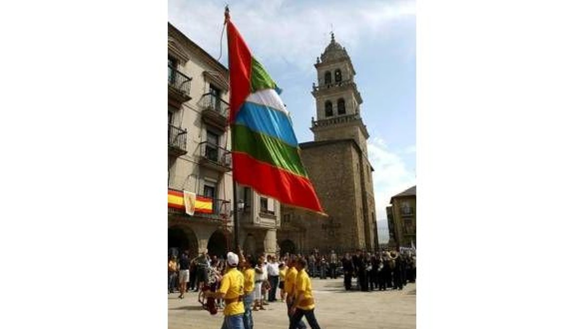 Pendón ante la Basílica, en la salida de la Virgen del pasado 4 de mayo