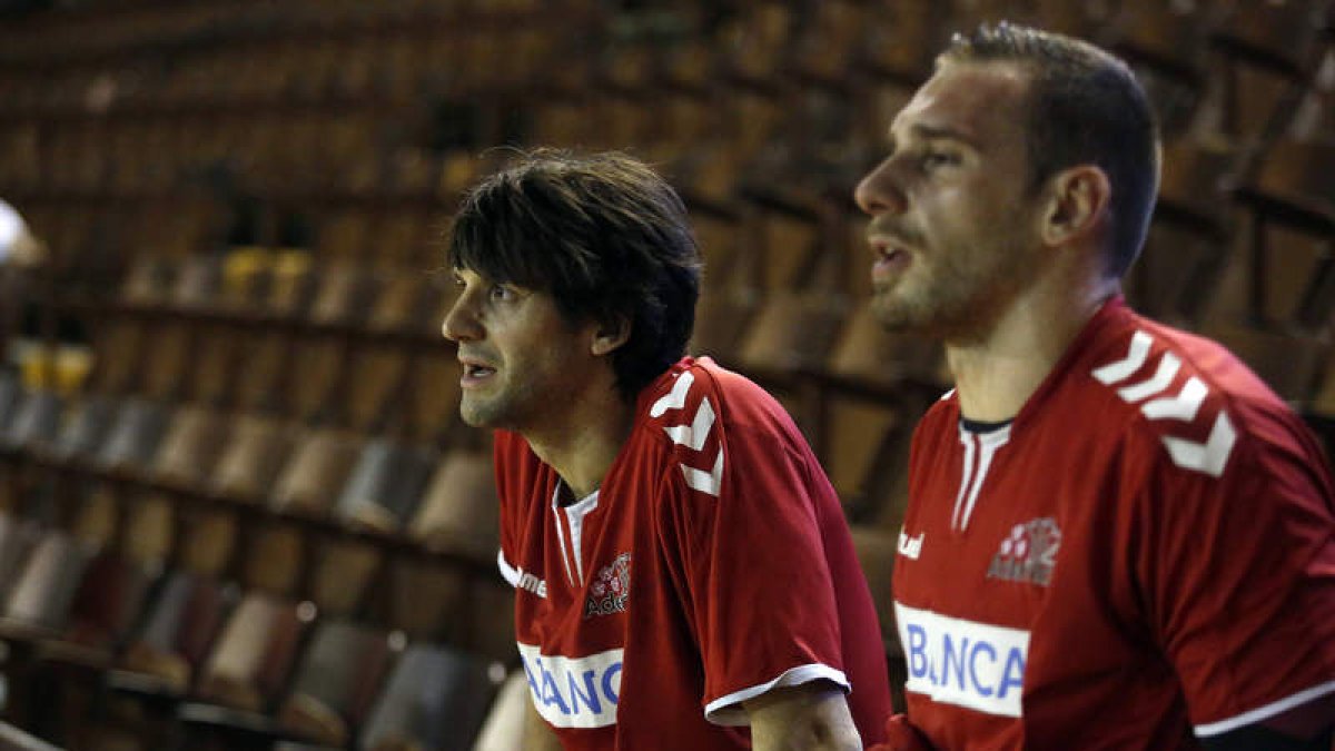 Gonzalo Carou y el meta serbio Cupara durante un entrenamiento en el Palacio. MARCIANO