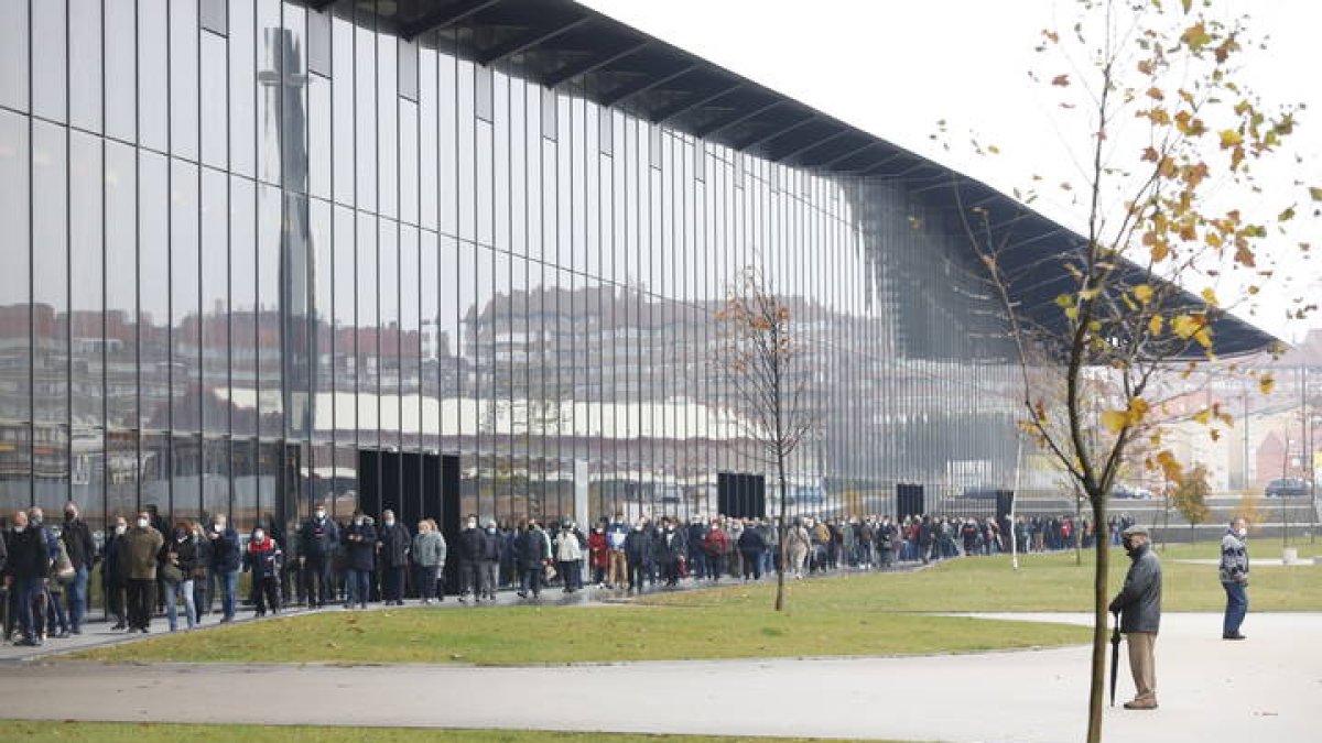 Cola para la vacunación en el Palacio de Exposiciones, hoy. MARCIANO PÉREZ