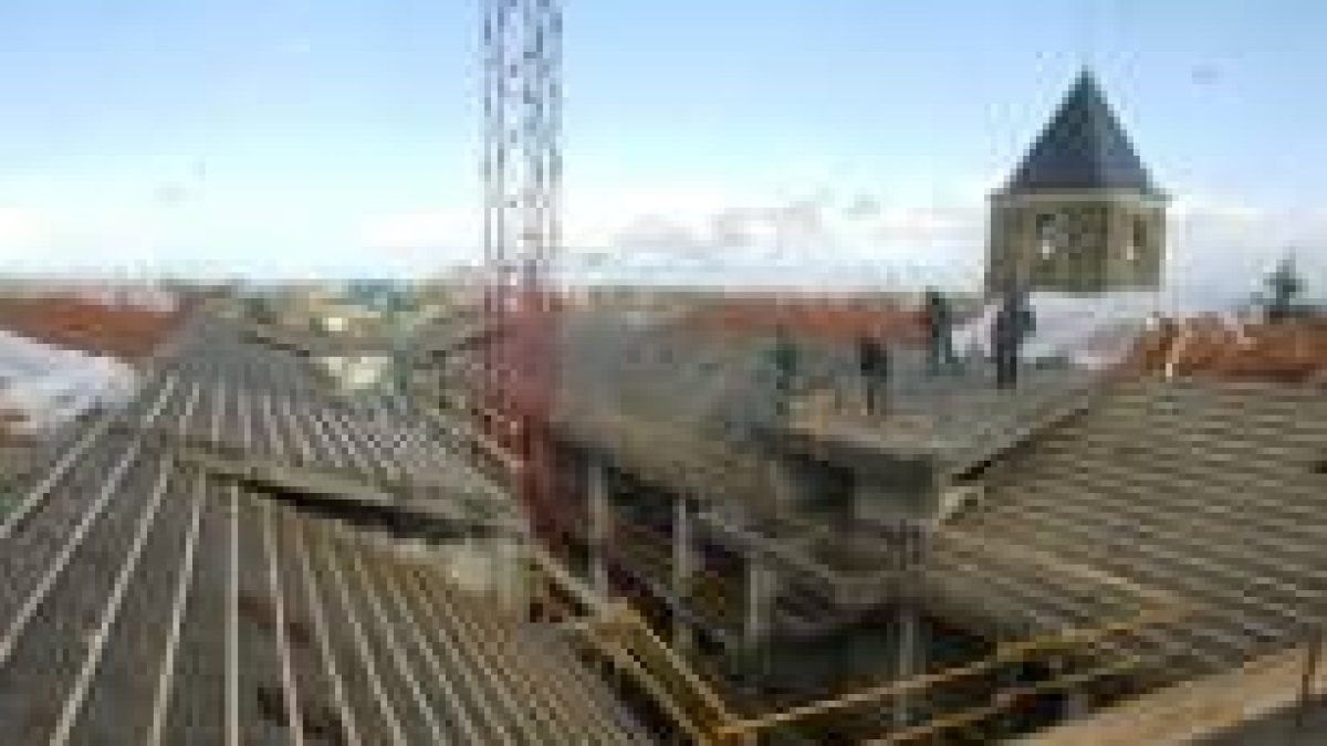 Edificio en construcción en el casco urbano de La Bañeza