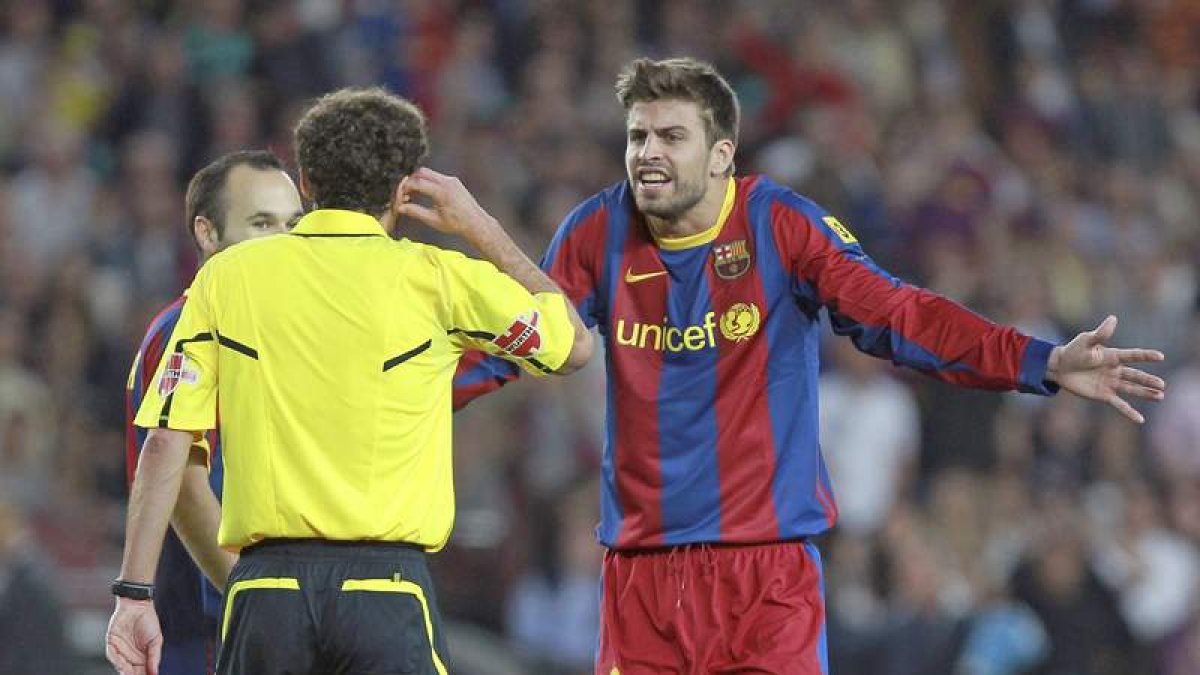 Piqué tardó más de medio minuto en sacar una falta para provocar la tarjeta.