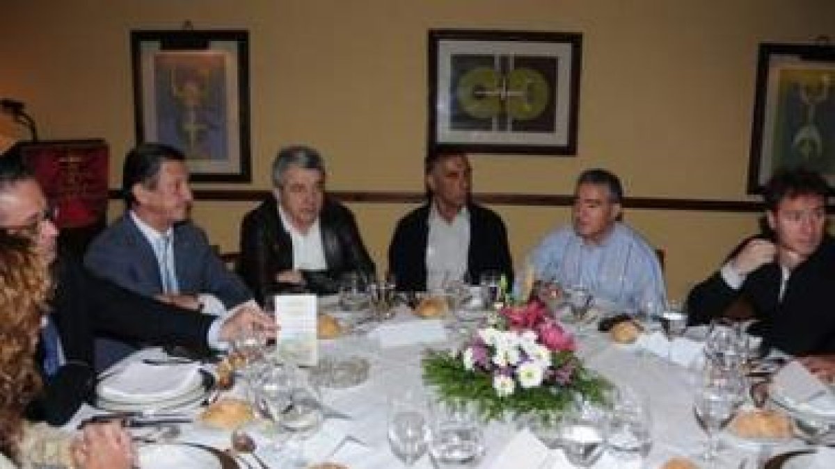 Picallo, Chamorro, Emperador, Martínez, Álvarez, Ovalle y Juan Carlos en la cena.