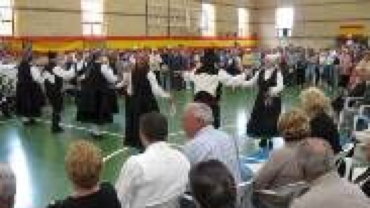 El pabellón de Tremor de Arriba se llenó con los participantes en el encuentro festivo