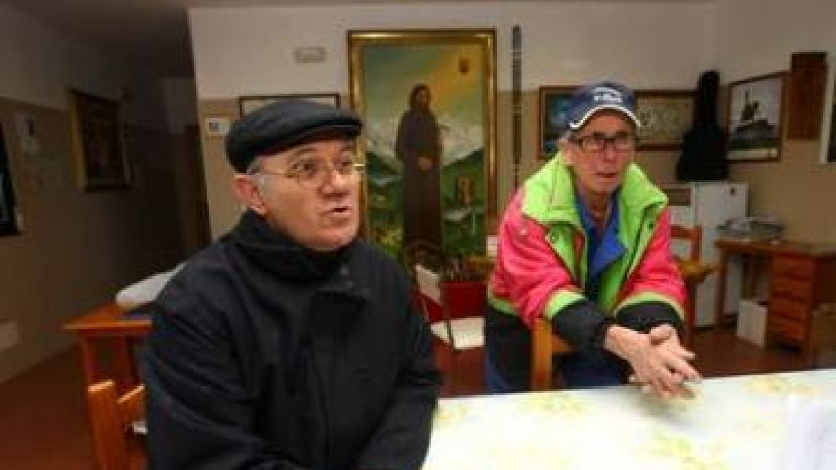 Rafael, Griet y Anke, descansan de las duras jornadas del Camino en Molinaseca.
