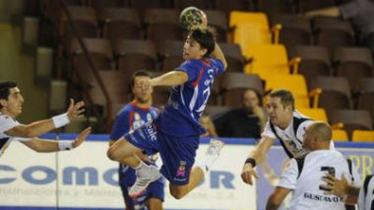 Mikel, en el partido de ayer, saltando por encima de sus contrincantes para marcar en la portería ri