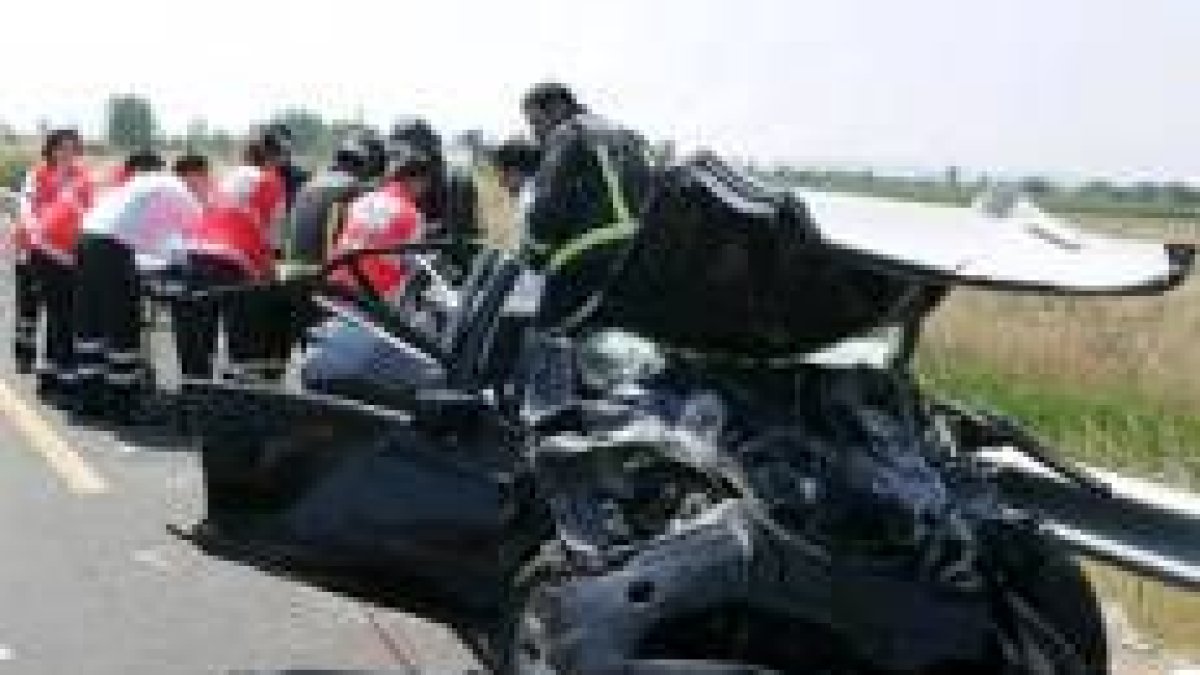 Dos de los tres heridos graves que circulaban en el BMW del accidente de la A-6 fallecieron