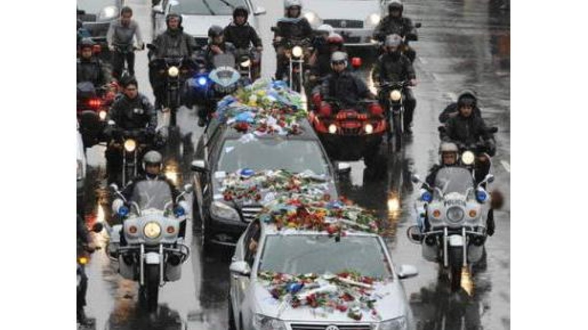 Miles de personas despidieron el cortejo fúnebre.