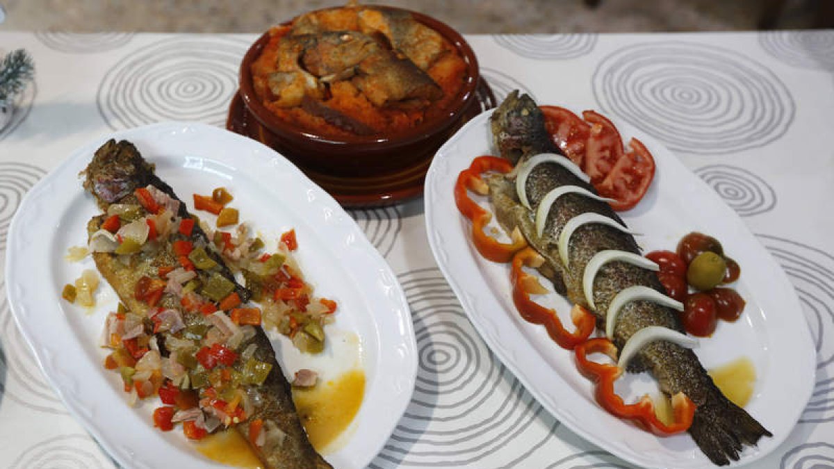 La variedad de los platos que se elaboran con trucha en la Piscifactoría de Villanueva de Carrizo es muy amplia. Sobre estas líneas, el equipo del restaurante. A la izquierda, las instalaciones de la piscifactoría y abajo, algunos de los postres caseros q