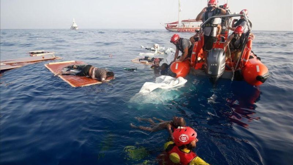 Rescate de la oenegé Proactiva Open Arms a 85 millas de la costa de Libia.