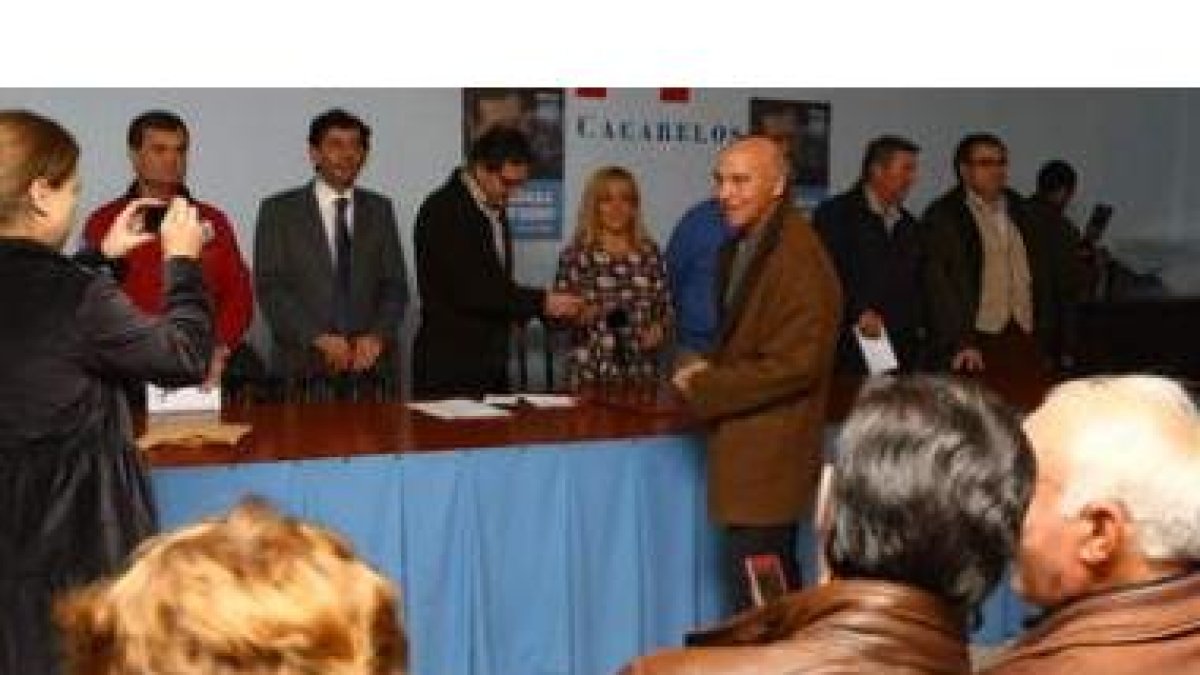 Carrasco, ayer junto al portavoz del PP en el Bierzo y varios diputados provinciales.