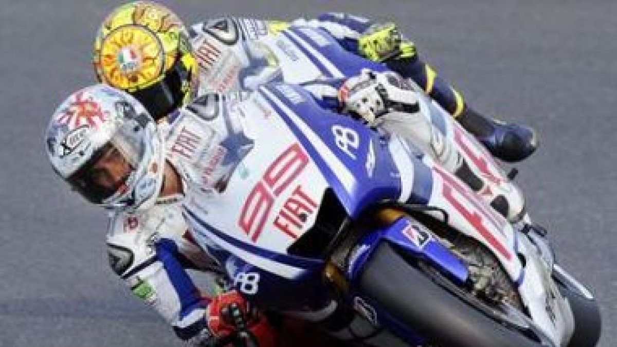 Literalmente, el duelo que mantuvieron Lorenzo y Rossi, en la imagen, hizo saltar chispas sobre el a