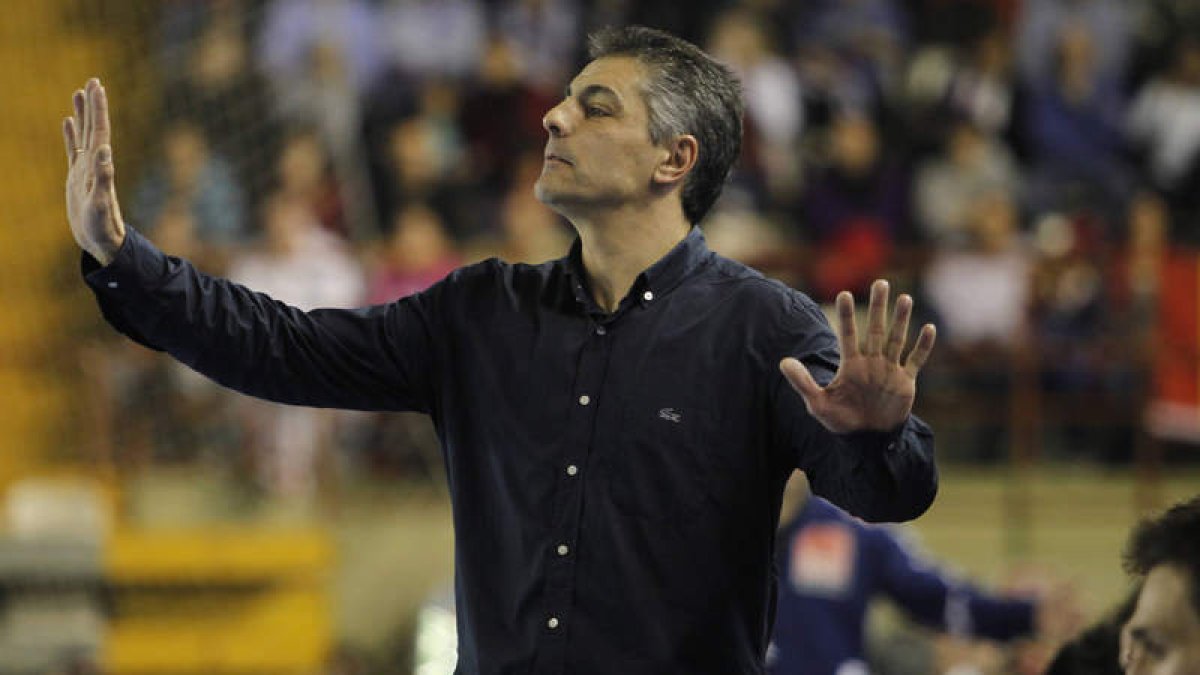 El técnico del Reale Ademar, Isidoro Martínez, dirigiendo en uno de sus últimos partidos.