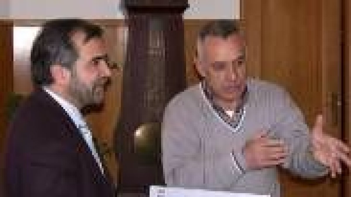 Palazuelo atiende a las explicaciones de Maximino Fernández