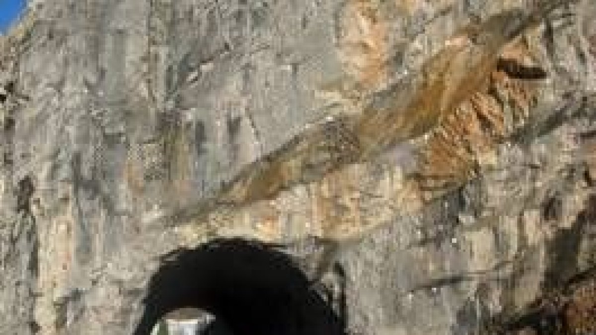Una malla evitará los constantes despredimientos de rocas a la entrad del túnel