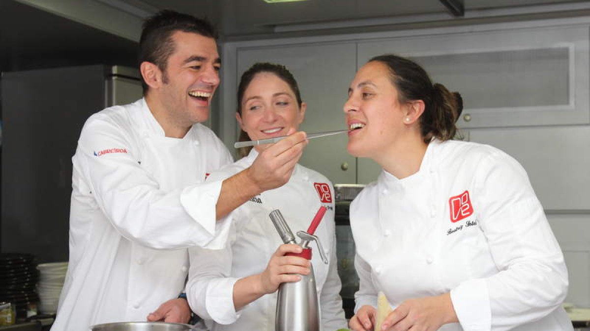 Héctor Lopez, Lucía Freitas y Beatriz Sotelo, ayer en la cocina del gastrocamión. L. DE LA MATA