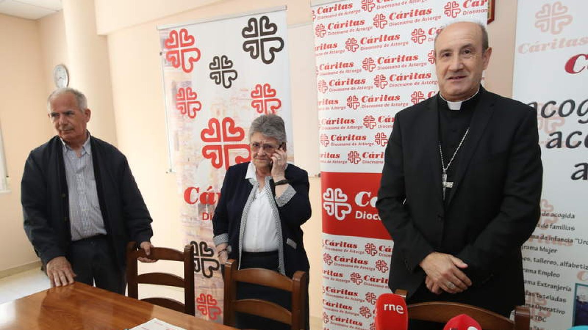 El obispo de Astorga y responsables de Cáritas, ayer. L. DE LA MATA