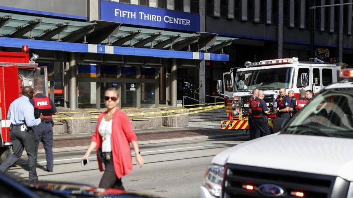 Personal de emergencias y policía ante el edificio en el que ha tenido lugar el tiroteo
