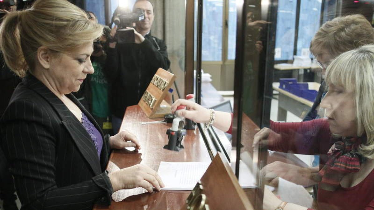 Elena Valenciano registra el recurso contra la Lomce.