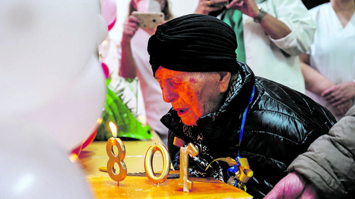 Baltasara Álvarez Díez, en la residencia Santa Ana de Carrizo de la Ribera, en su 108 aniversario. MIGUEL F. B.