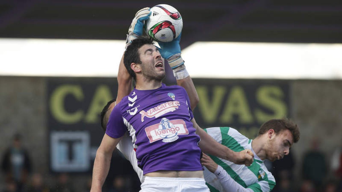 Fran podría reaparecer esta tarde ante los burgaleses una vez cumplido su partido de sanción. JESÚS