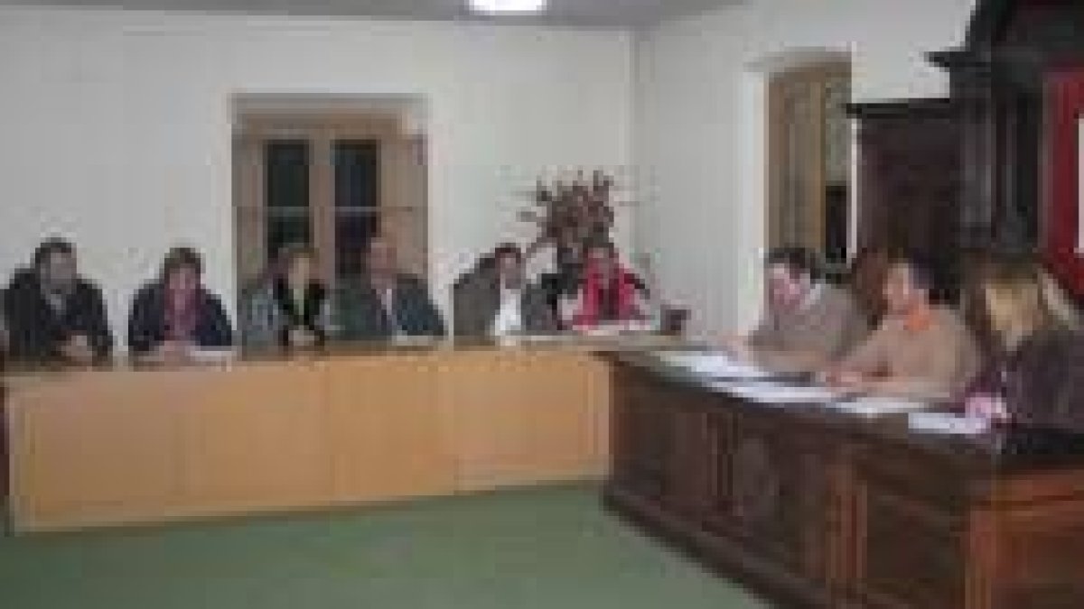 El mayor debate se centró en la pérdida de fondos europeos y cómo afectará a la comarca de Cistierna