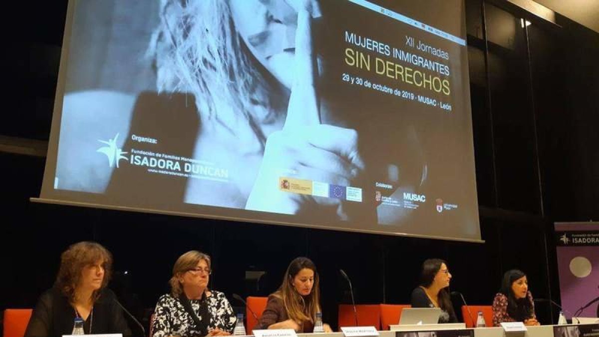 Acto inaugural de las jornadas en el Musac. DL