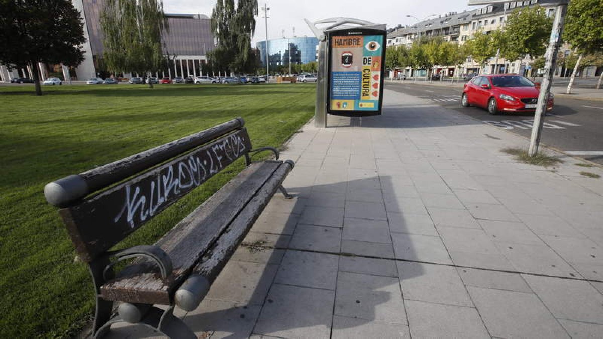 La marquesina frente al Auditorio se cambiará por una gran pérgola en la acera de la avenida Reyes Leoneses. RAMIRO