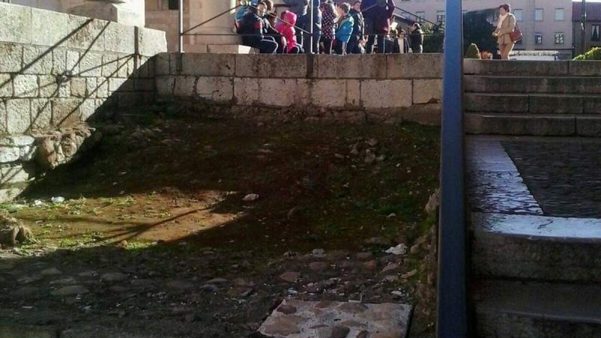 El lugar de la primera muralla romana donde está la alcantarilla