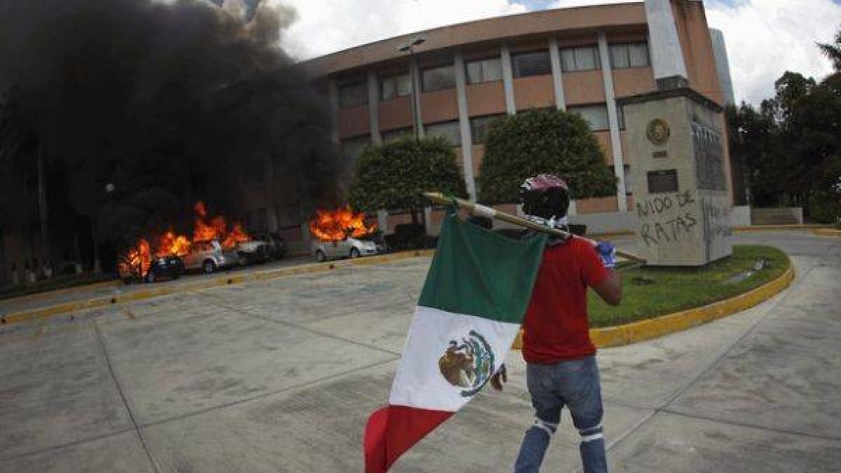 Un manifestante pasa por delante de la sede del Congreso del Estado de Guerrero.