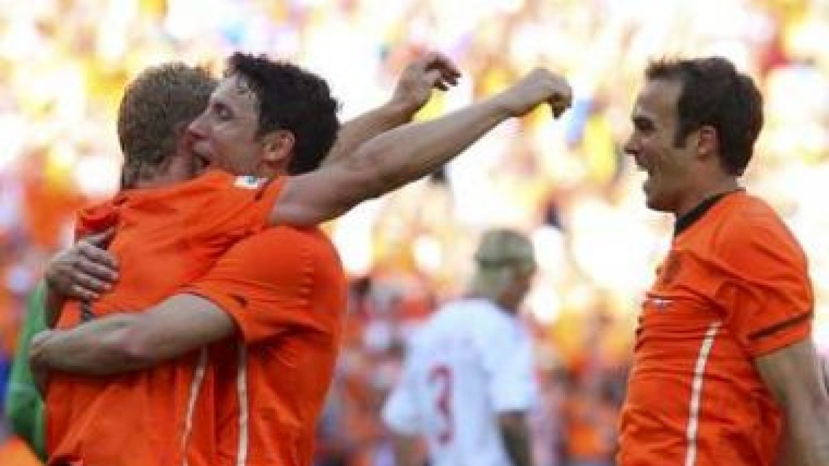 Los jugadores holandeses celebran el gol de Dirk Kuyt (i) contra Dinamarca.